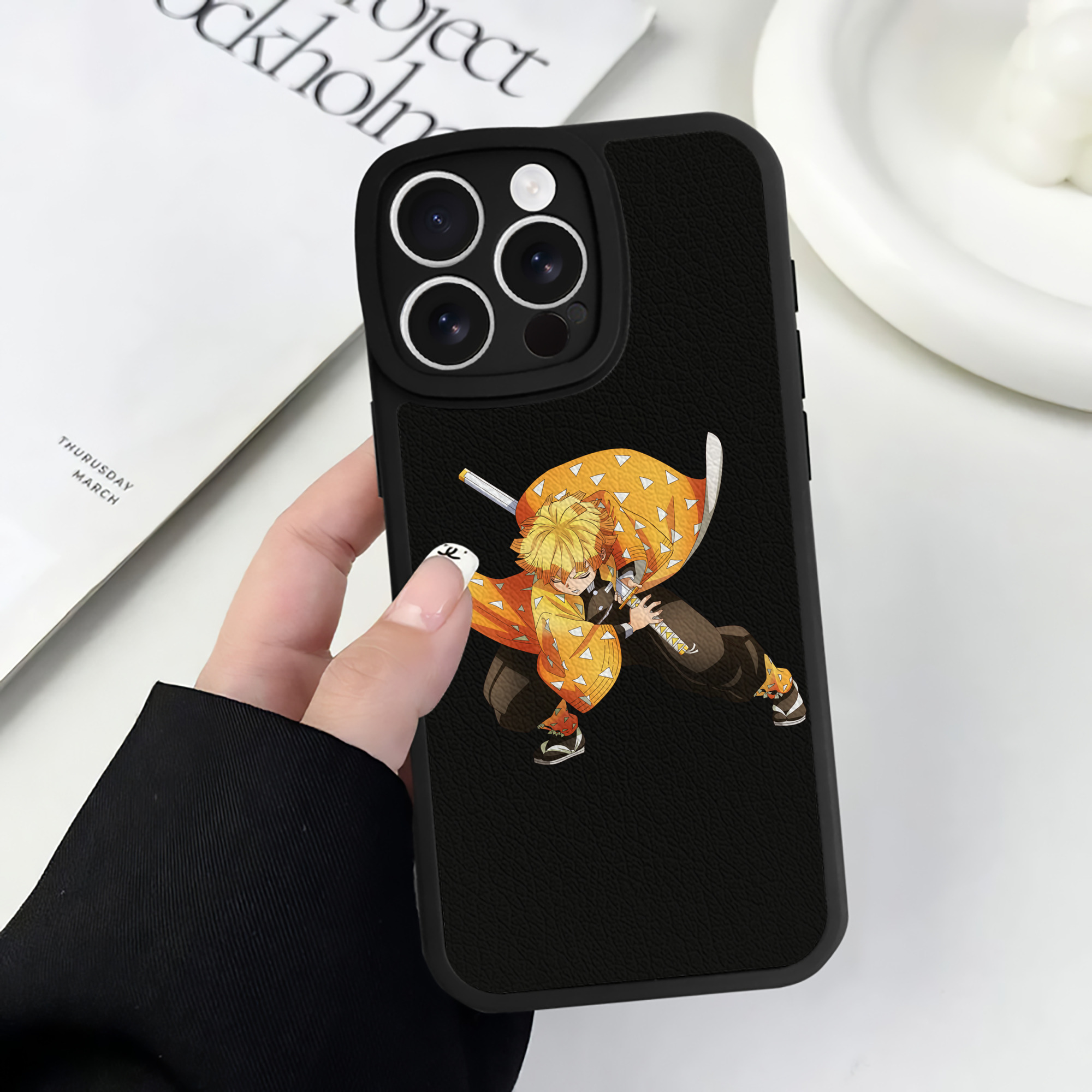 （画像用） 鬼滅の刃（きめつのやいば）我妻 善逸／あがつま ぜんいつ Agatsuma Zenitsu 【iPhone 16シリーズ対応】シリコンスマホケース（レザー調） 材質：シリコン
